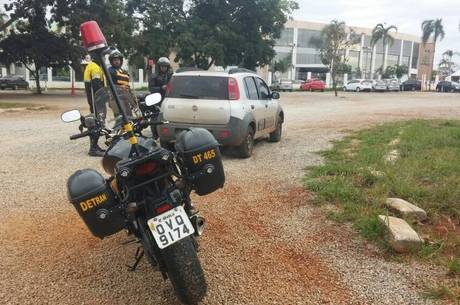O motorista flagrado ao volante do carro também usava carteira de habilitação vencida há oito anos.