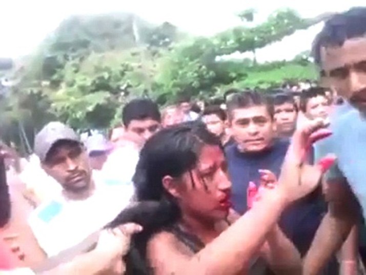 Ela faria, segundo a multidão, parte da gangue que matou um motorista chamado Carlos Enrique González Noriega 