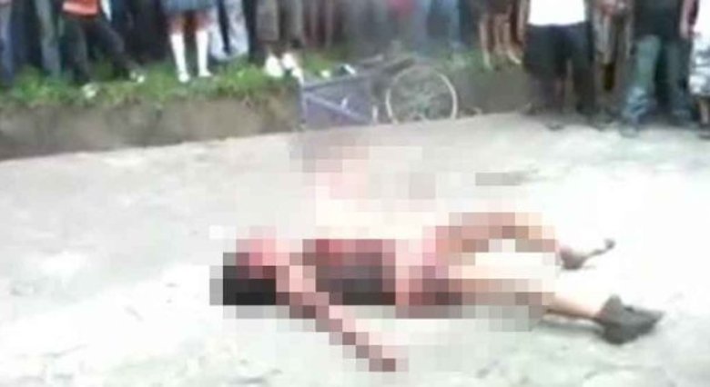 As chamas tomaram conta de todo corpo. Ela gritava no chão. A polícia tentou intervir, mas foi impedida pela multidão, segundo o Daily Mail