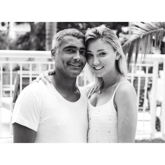 O romance entre o ex-jogador Romário e a cantora Dixie Pratt chegou ao 
fim em dezembro de 2015. Mas, se você pensa que a gata está na pior, se 
enganou. As publicações de Dixie nas redes sociais mostram que ela está 
muito bem, obrigada. Veja, a seguir, 13 fotos que provam isso, a começar
 por esta, em que a loira aparece simplesmente linda