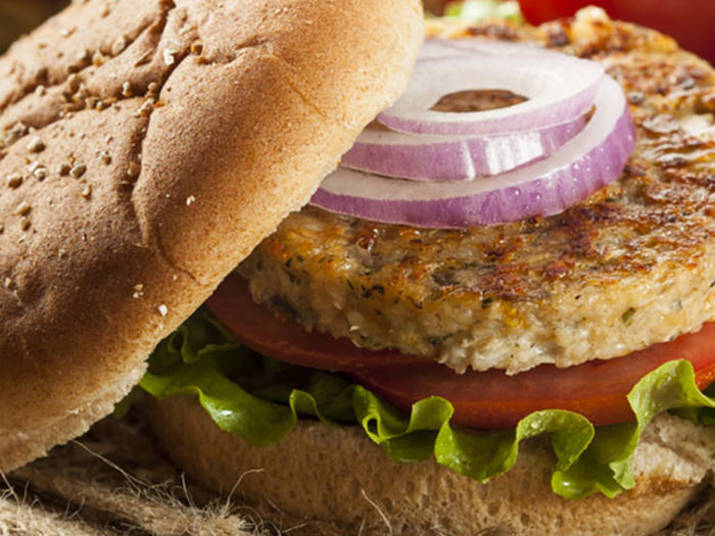 Hambúrguer
é uma delícia, mas há quem deixe de comer esse quitute por causa da carne. Para
ajudar todos, Dalton Rangel, o chef do Hoje em Dia, preparou no intervalo do
programa uma versão vegetariana de lamber os dedos. Aprenda!+ Quer inovar na sobremesa? Prepare uma deliciosa tortinha de frutas e arrase na cozinha!No R7 Play, você pode assistir
ao Hoje em Dia na íntegra! Clique e experimente de graça!