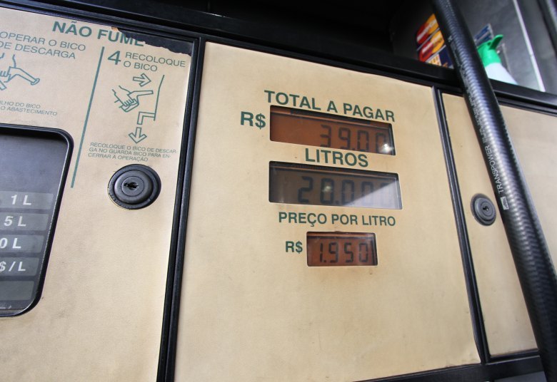 Diversos postos do combustível em todo o País estão fazendo, nesta terça-feira (2), uma campanha de venda de gasolina sem impostos para conscientizar os contribuintes sobre a alta carga tributária no Brasil. Até o último domingo (31), os brasileiros trabalharam apenas para pagar impostos, segundo cálculos do IBPT (Instituto Brasileiro de Planejamento Tributário)