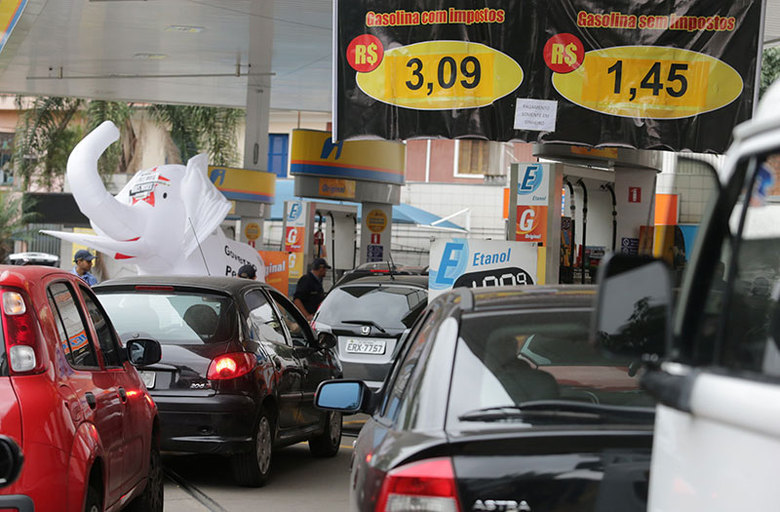 Em São Paulo, um posto de gasolina localizado na avenida Sumaré, na região de Perdizes,
zona oeste de São Paulo, participou do DLI (Dia da
Liberdade de Impostos). A campanha consiste na tradicional venda de
gasolina sem impostos para os contribuintes para conscientizá-los da alta carga
tributária do País