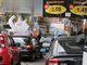 Em São Paulo, um posto de gasolina localizado na avenida Sumaré, na região de Perdizes,
zona oeste de São Paulo, participou do DLI (Dia da
Liberdade de Impostos). A campanha consiste na tradicional venda de
gasolina sem impostos para os contribuintes para conscientizá-los da alta carga
tributária do País