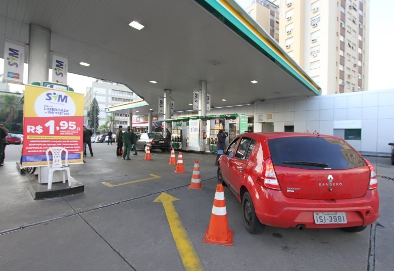 Já no Rio de Janeiro, o motorista pode adquirir até 20 litros de gasolina por 
R$ 1,51/litro, sem os 56,09% de impostos. O preço normal da gasolina no 
posto custa R$ 3,44