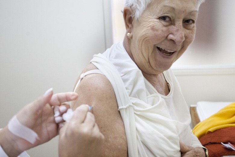 Todos os anos, no mês de maio, os idosos são convidados a se vacinar de maneira voluntária contra a gripe. Essa data é escolhida porque os maiores problemas de saúde decorrentes da doença aparecem no inverno, que tem início em 21 de junho. Porém, você já parou para pensar por qual razão a imunização é indicada para as pessoas com mais de 60 anos de idade?Assista à Record onde e quando quiser