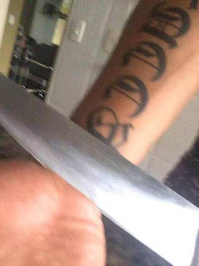 Nessa, o jogador ameaça cortar os pulsos