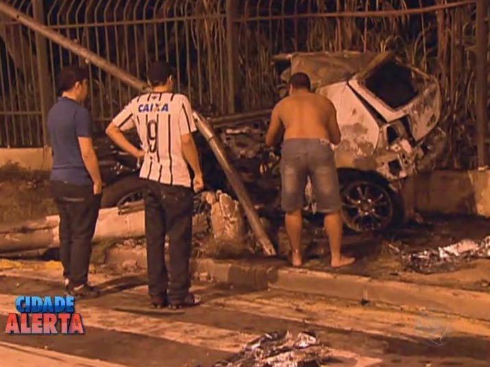 O Cidade Alerta desta sexta-feira (12) exibiu uma reportagem de um acidente trágico no Parque do Carmo, na zona leste de São Paulo (SP). Alex Tomas de Olivera, 25 anos, era casado e estava com a amante, uma adolescente de 17 anos, no momento do acidente. Assista ao vídeo