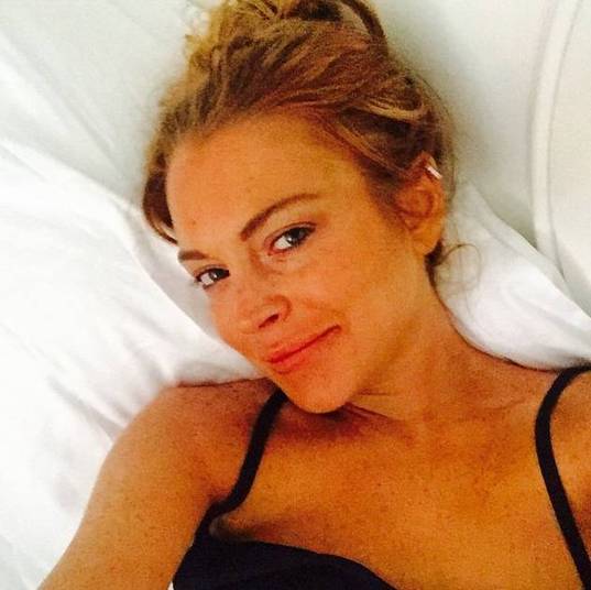 Lindsay Lohan postou uma selfie, com carinha de quem acabou de acordar e totalmente sem maquiagem. Os fãs da atriz aprovaram o clique, e elogiaram a beleza verdadeira dela. Outras famosas também já foram clicadas ao natural ou até mesmo publicam fotos sem maquiagem em suas redes sociais. Veja quem são elas
