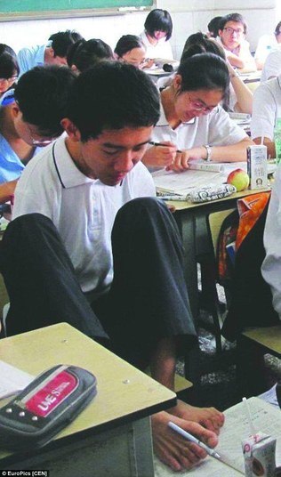 Chao voltou a fazer o exame no in�cio deste m�s e disse que a experi�ncia deste ano � melhor do que a do ano passado. O sonho dele � ir para a Universidade de Zhejiang, no leste da China, para estudar engenharia civil.No entanto, seus pais est�o o aconselhando a ficar em Sichuan para que eles possam tomar conta dele. A cada ano, mais de 9 milh�es de adolescentes participaram do exame Gaokao � que dura cerca de tr�s dias. *Informa��es do jornal brit�nico Daily Mail