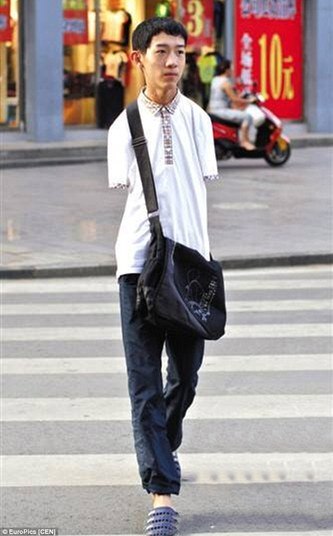 Chao foi um dos primeiros alunos a obter um tempo extra de 45 minutos para fazer a prova � nova pol�tica introduzida um ano atr�s para ajudar pessoas com necessidades especiais. Ele foi autorizado a usar uma tabela menor do que a convencional e uma cadeira especial para que ele pudesse escrever usando os p�s.No ano passado, ele passou no mesmo exame, por�m decidiu retornar este ano porque ficou insatisfeito com sua nota de 538 � lembrando que o total � de 750. N�o foi dado nenhum tempo extra para ele naquele ano