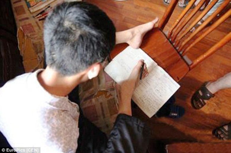  Ele planeja aplicar a nota para estudar nas melhores universidades de sua prov�ncia natal, Sichuan, depois de obter 13 pontos a mais do que a pontua��o necess�ria. Chao perdeu seus bra�os em um acidente el�trico depois de ficar muito perto de um transformador de alta tens�o sem prote��o. Desde ent�o, ele aprendeu a vestir-se, escrever e usar computador com seus p�s 