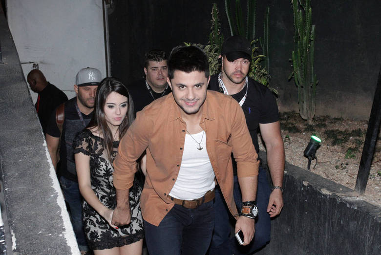Cristiano Arajo apresentou Allana Moraes ao pblico em agosto do ano passado, nos bastidores de um show