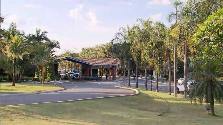 Em Goiânia, Cristiano ficou conhecido também pelos imóveis de luxo que possuía. Num dos condomínio mais caros da cidade, o sertanejo era dono de uma mansão. Lá, ele reunia a família e os amigos nos poucos dias de folga que tinha+ Dona de lava rápido se sente culpada pela morte de Cristiano Araújo e defende motorista> No R7 Play você assiste a todas as matérias do Domingo Espetacular! Clique e experimente de graça!