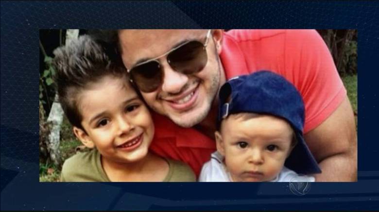 Cristiano era pai de dois filhos: João Gabriel, de seus anos, e Bernardo, de dois. Os meninos são fruto de duas relações diferentes. O cantor reconheceu a paternidade, mas não se casou com nenhuma das mães+ Dona de lava rápido se sente culpada pela morte de Cristiano Araújo e defende motorista> No R7 Play você assiste a todas as matérias do Domingo Espetacular! Clique e experimente de graça!