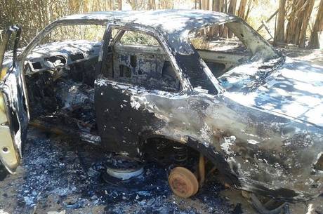 Veículo ficou completamente destruído após o incêndio