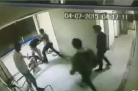 Grupo de quatro homens agrediu dois rapazes