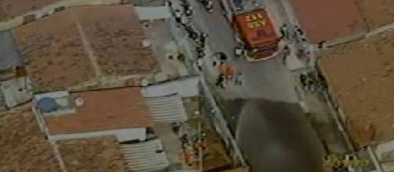 Um homem morreu, por volta das 12h desta terça-feira (7), na QR 604 de Samambaia (DF), quando fazia um reparo em um poço de água na casa onde mora. Segundo o Corpo de Bombeiros, um cano estourou e um jato de água atingiu a instalação de energia. Os bombeiros não divulgaram idade e identidade do homem