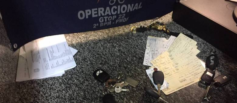 Polícia apreendeu documentos e cheques que teriam sido usados nos golpes para furtar os veículos
