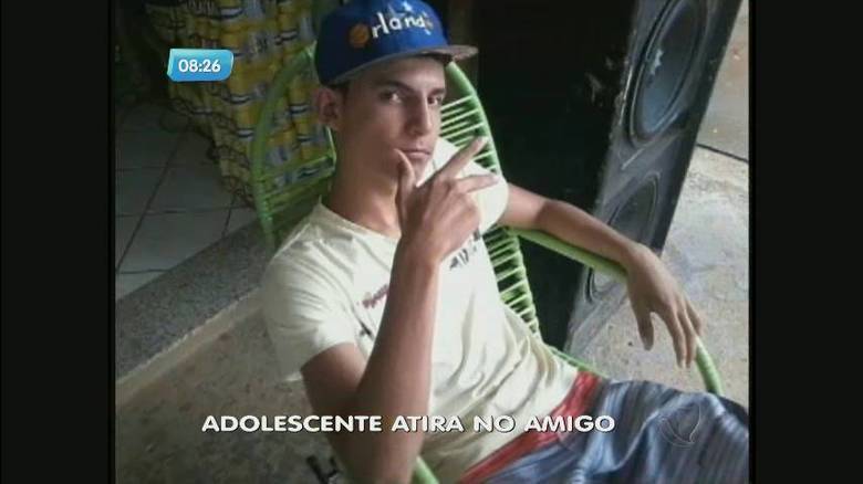 Um adolescente de 17 anos morreu com um tiro na nuca, disparado por um colega de 14 anos, durante uma brincadeira de roleta-russa, nesta segunda-feira (6), em Birigui, no interior de So Paulo. Depois do disparo, o garoto entrou em desespero e fugiu, levando a arma, e foi apresentado s autoridades com o pai nesta tera-feira (7)