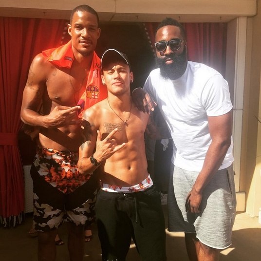 Neymar também aproveitou seu tempo livre nos Estados Unidos para tirar uma onda e conhecer de perto os astros do Houston Rockets. Trevor Ariza e James Harden posaram para uma foto ao lado do craque brasileiro, que curte seus últimos dias de férias antes de retornar ao Barcelona