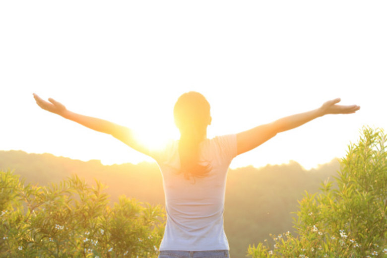 Muita gente sabe que tomar sol é essencial para a saúde. Mas você sabia que por causa dele o organismo consegue processar a vitamina D, que ajuda a fortalecer os ossos, e pode prevenir doenças como o raquitismo, combate a pressão alta e até prevenir o câncer? O nutrólogo e presidente da Associação Brasileira de Saúde Funcional e Estilo de Vida, Fabio Santos, e Marise Lazaretti Castro, chefe do setor de doenças metabólicas da Unifesp (Universidade de São Paulo) e membro da diretoria da SBEM (Sociedade Brasileira de Endocrinologia e Metabologia), explicam todos os benefícios da Vitamina D. Veja a seguir!