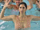 Hora do Banho 3 - Em Entre o Amor e a Paixão, Sarah Silverman fica nua com muita naturalidade ao tomar banho depois da hidroginástica