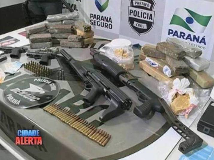 A investigação começou depois que a polícia recebeu denúncias anônimas. No consultório, foram encontradas 30 munições de fuzil
