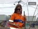 Gari desde 2013, Rita se orgulha do seu trabalho. A jovem,
que tem rotina de trabalho pesada como gari, diz que “não faz corpo mole”. Para
garantir um salário bruto de cerca de R$ 2.000, Rita encara plantões de até 12
horas para garantir um extra no salário
