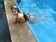 Além de praia, a gari gata não abre mão de um mergulho na piscina