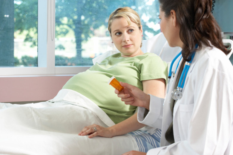 Por que após o
nascimento do bebê algumas mães apresentam depressão? 
De acordo com o especialista, além de ser marcado por uma
alteração hormonal, o pós-parto é também uma mudança no estilo de vida. 

— Tem mães que entendem a gravidez não como um ganho, mas
como uma perda de beleza, espaço, convívio social e relações no trabalho, entre
outros motivos. Isso pode desenvolver um quadro depressivo grave que vai fazer
com que surja um sentimento de rejeição, algo que está além do quadro hormonal
e implica como ela vai lidar com esse novo ser em sua vida