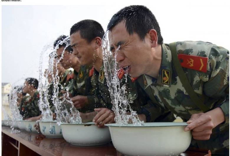 A formação da polícia paramilitar chinesa tem o objetivo de levar os soldados ao limite absoluto: na foto, eles aparecem segurando a respiração debaixo d'água