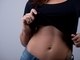 Nas redes sociais, fãs da gari elogiam suas belas curvas