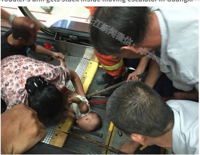 Aps uma mulher morrer ao ser engolida por uma escada rolante na China no ltimo domingo (26), um outro caso foi noticiado pela imprensa do jornal asitico. Um beb de apenas um ano de idade foi arrastado pelo brao por uma mquina no Sun Square Mall, na cidade de Wuzhou. As informaes so do Shanghaiist