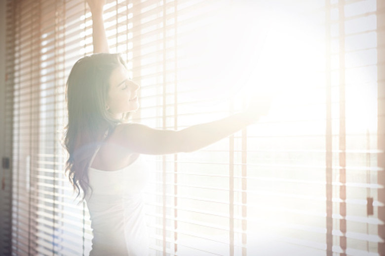 A
luz do sol realmente faz as pessoas espirrarem? 
Júnior afirma que isso
é conhecido como um reflexo naso ocular. 

— Quando a pessoa
acorda e abre a janela, a pupila vai fechar para diminuir a entrada de raios
solares, e esse reflexo, em algumas pessoas, pode levar ao espirro, mas não é
uma justificativa para que isso aconteça