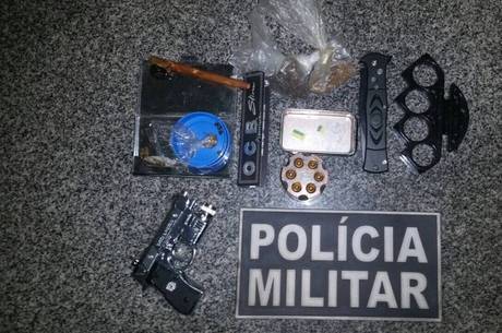 Soco inglês, arma de choque elétrico e drogas foram recolhidos pela polícia