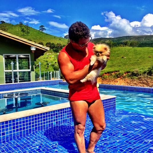 Mostrando o novo cachorro. Não reparem na bela piscina