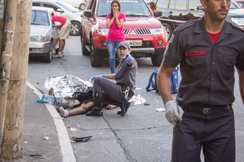 Quatro pessoas morreram e pelo menos cinco ficaram feridas neste sábado (8), em São Paulo, vítimas de acidente, de acordo com Corpo de Bombeiros.Um homem morreu depois de ter sido atropelado por uma moto
no cruzamento das avenidas Santo Amaro com a Roque Petroni Júnior, na zona sul
da capital paulista, na manhã deste sábado (8). O motociclista e o garupa
também se feriram no acidente Quatro pessoas morreram e pelo menos cinco ficaram feridas neste sábado (8), em São Paulo, vítimas de acidente, de acordo com Corpo de Bombeiros.Um homem morreu depois de ter sido atropelado por uma moto
no cruzamento das avenidas Santo Amaro com a Roque Petroni Júnior, na zona sul
da capital paulista, na manhã deste sábado (8). O motociclista e o garupa
também se feriram no acidente