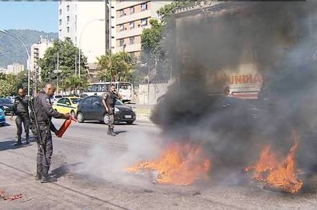 Moradores protestaram após um homem ser morto em tiroteio