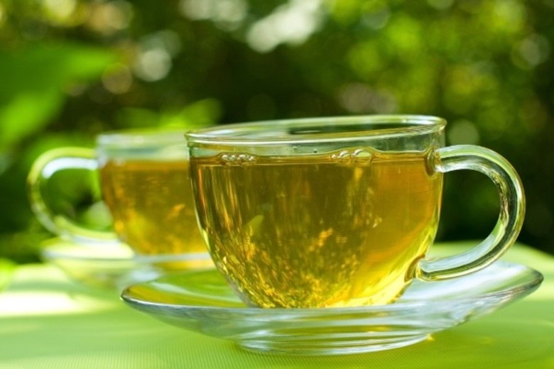 Chá verdeA bebida conhecida por ajudar a perder peso e secar a barriga também é bastante conhecida por dar energia ao organismo e promover o bom funcionamento do fígado. Tudo isso acontece porque o chá possui uma substância que elimina a gordura do colabora para que ele funcione melhor