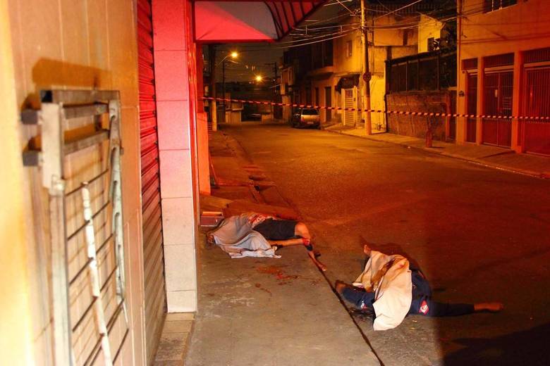O bar fica na rua rua Antônio Benedito Ferreira, no Jardim Munhoz, e dez pessoas foram baleadas e mortas