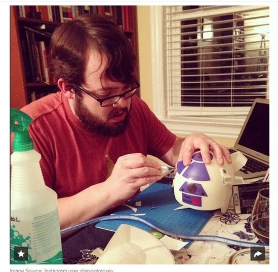 Fã da série de filmes Star
Wars, Jonathan se deu conta de que o formato dos capacetes era similar àqueles
usados por alguns dos personagens da famosa trilogia. O primeiro capacete de
Jack, inspirado no robô R2-D2, foi um presente à família, mas, a partir dali, o
pai começou a confeccionar suas próprias peças