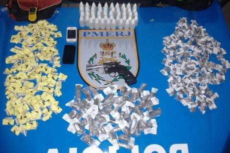 Policiais encontraram grande quantidade de drogas com os suspeitos