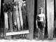 O precursor das pranchas
de madeira foi o norte-americano Tom Blake, que em 1929 criou a sua própria prancha, um modelo oco que proporcionou leveza
à prática do surfe.  O californiano é o
grande responsável pelo esporte como conhecemos atualmente