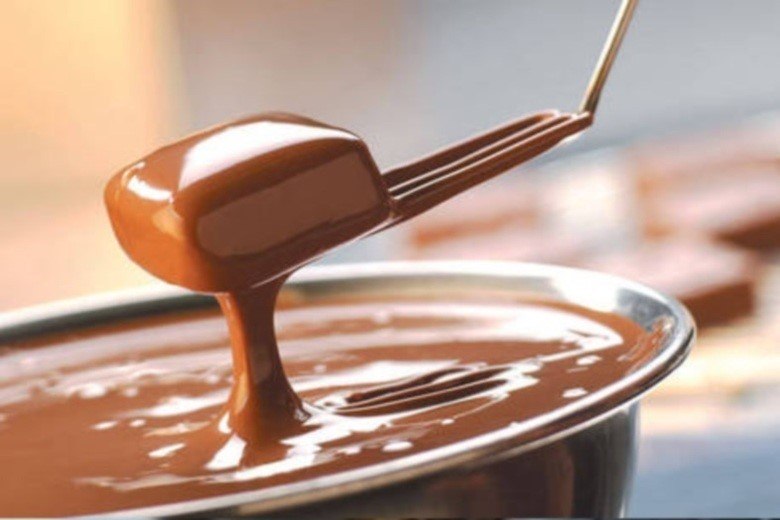 Chocolate ajuda na TPM? VerdadeO chocolate libera serotonina,
conhecido como o “hormônio da felicidade” e, com isso, a sensação de prazer e
satisfação é maior