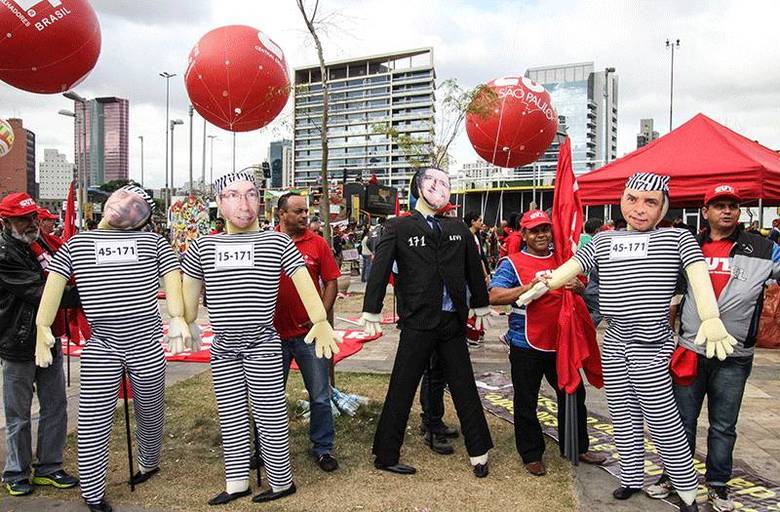 Em São Paulo, manifestantes exibem bonecos do Aécio Neves (PSDB-MG), José Serra (PSDB-SP), Eduardo Cunha (PMDB-RJ) e do Ministro da Fazenda Joaquim Levy