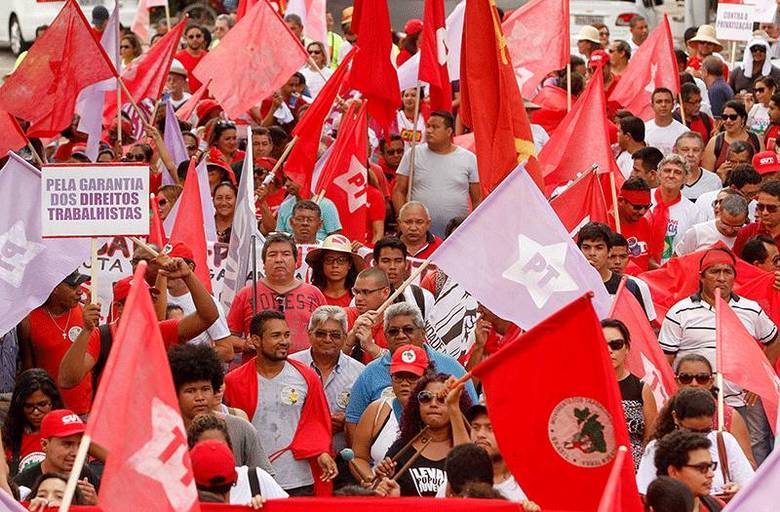 De acordo com a CUT, o protesto tem como objetivo cobrar do governo federal a manutenção de direitos trabalhistas frente à crise e marcar o posicionamento contrário à saída da presidente Dilma