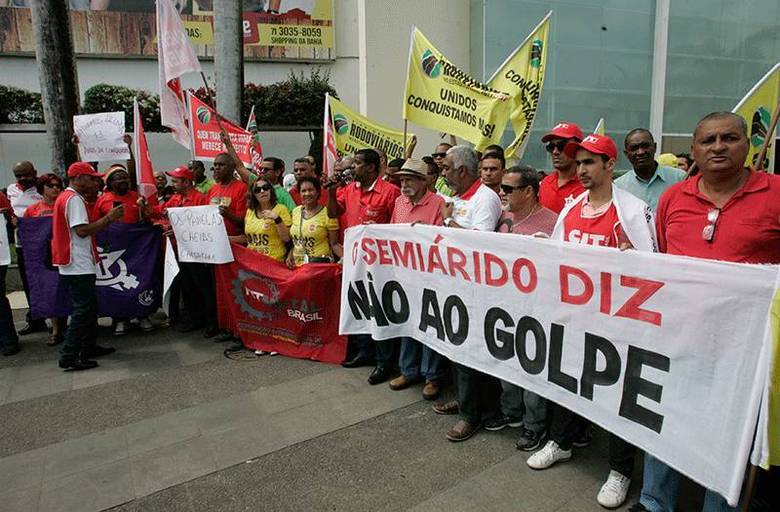 Manifestantes participam de ato de apoio ao governo da presidente Dilma Rousseff e contra o seu impeachment em frente ao Shopping da Bahia, em Salvador