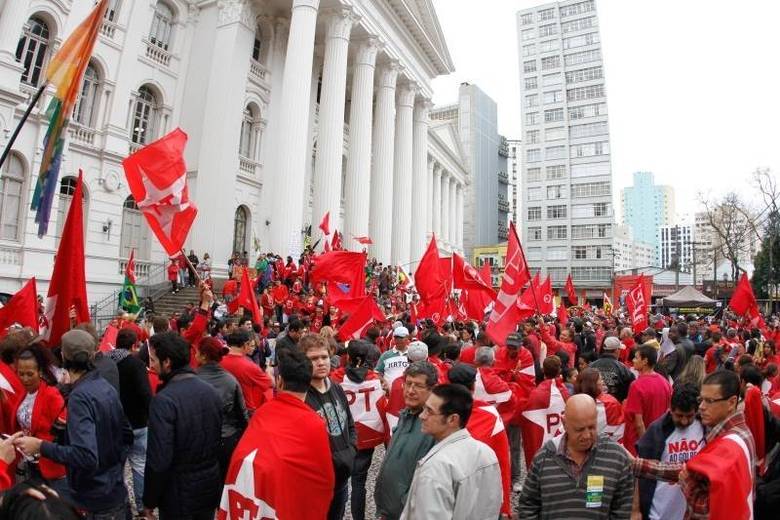 Em Curitiba, os manifestantes se concentraram em frente ao prédio histórico da Universidade Federal do Paraná (UFPR), na Praça Santos Andrade. Mais de três mil pessoas participaram do protesto, segundo informações da Central Única dos Trabalhadores (CUT)