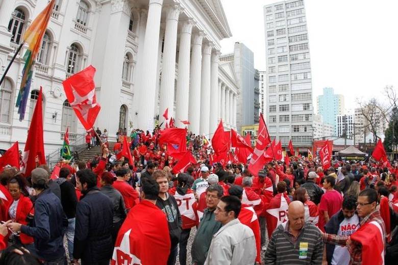 Em Curitiba, os manifestantes se concentraram em frente ao prédio histórico da Universidade Federal do Paraná (UFPR), na Praça Santos Andrade.  Mais de três mil pessoas participaram do protesto, segundo informações da Central Única dos Trabalhadores (CUT) 